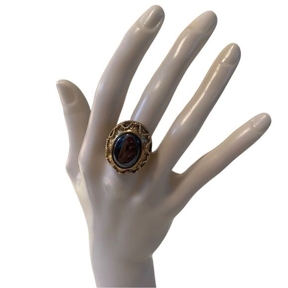 Ornate Vintage Goldtone Statement Ring w/ Gray Iridescent Oval Stone. - Picture 3 of 5